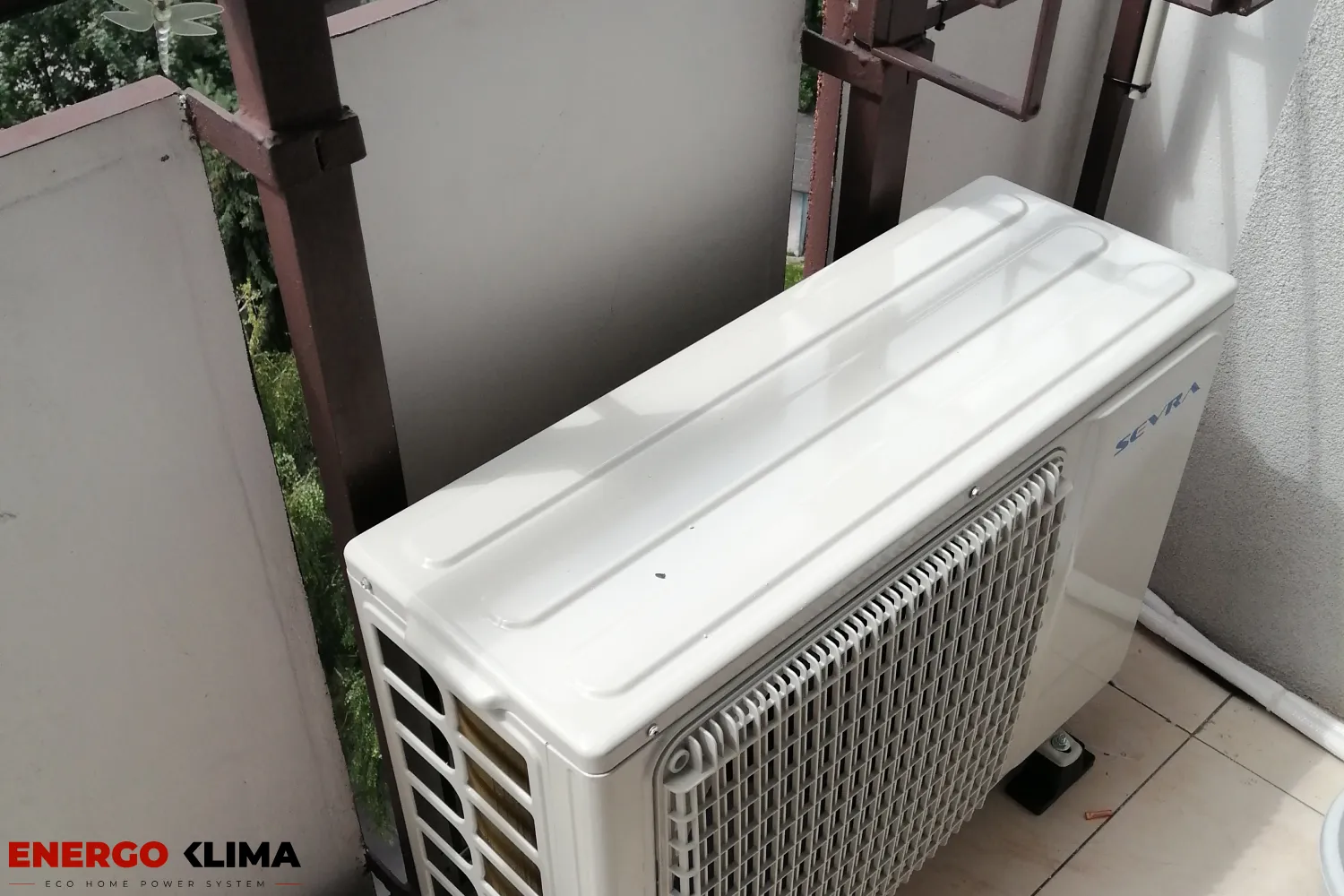 Jednostka zewnętrzna klimatyzacji mieszkaniowej umieszczona na zewnątrz